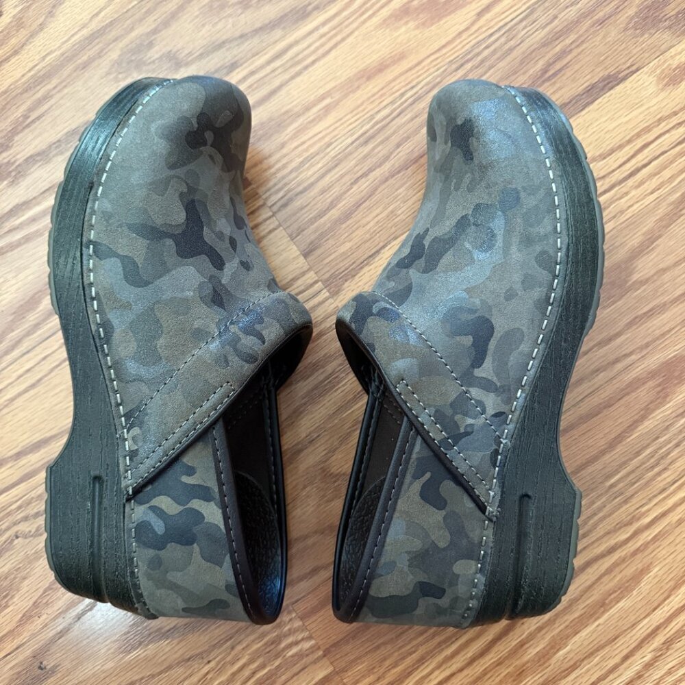 Women's 38/7.5 Dansko Professional Suede Camo Soft Clogs - Picture 9 of 9